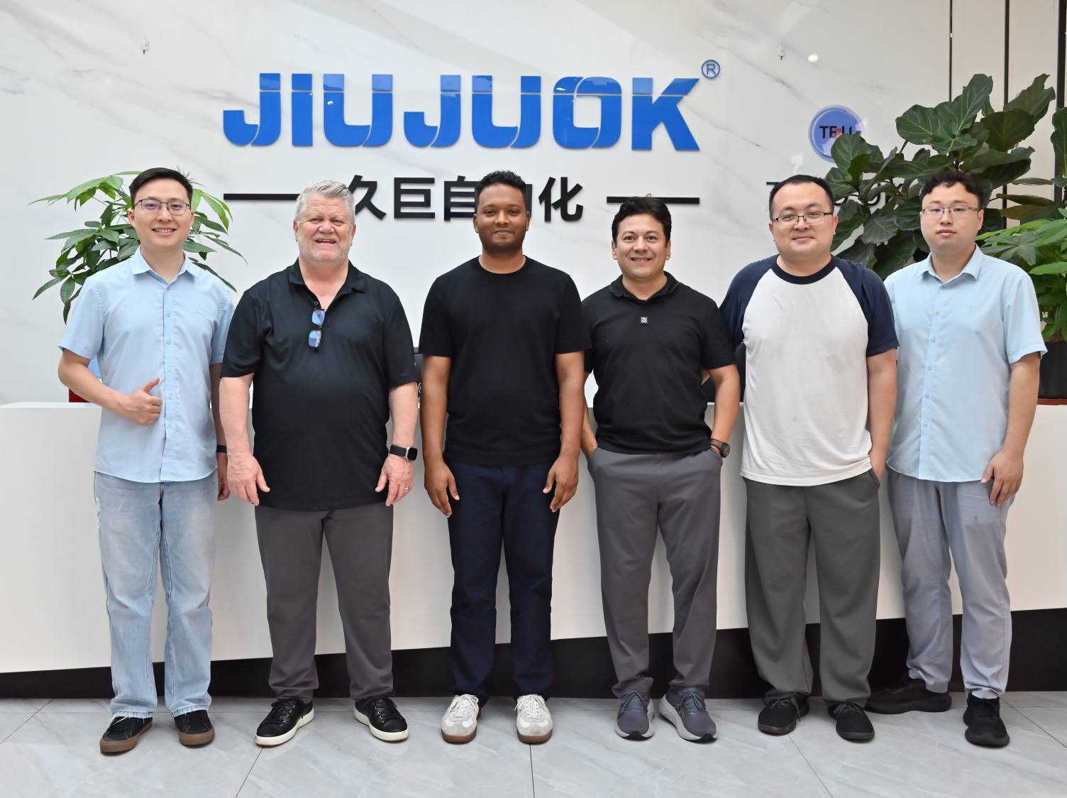 久巨团队与美国客户合影Jiuju Team Group Photo with US Client